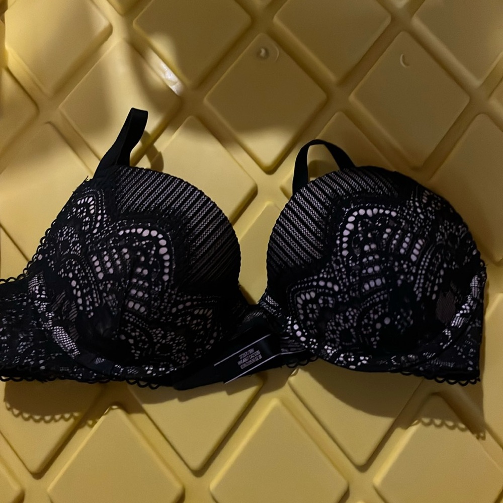 Gently worn Victoria’s Secret dream angels 32C black lace push up